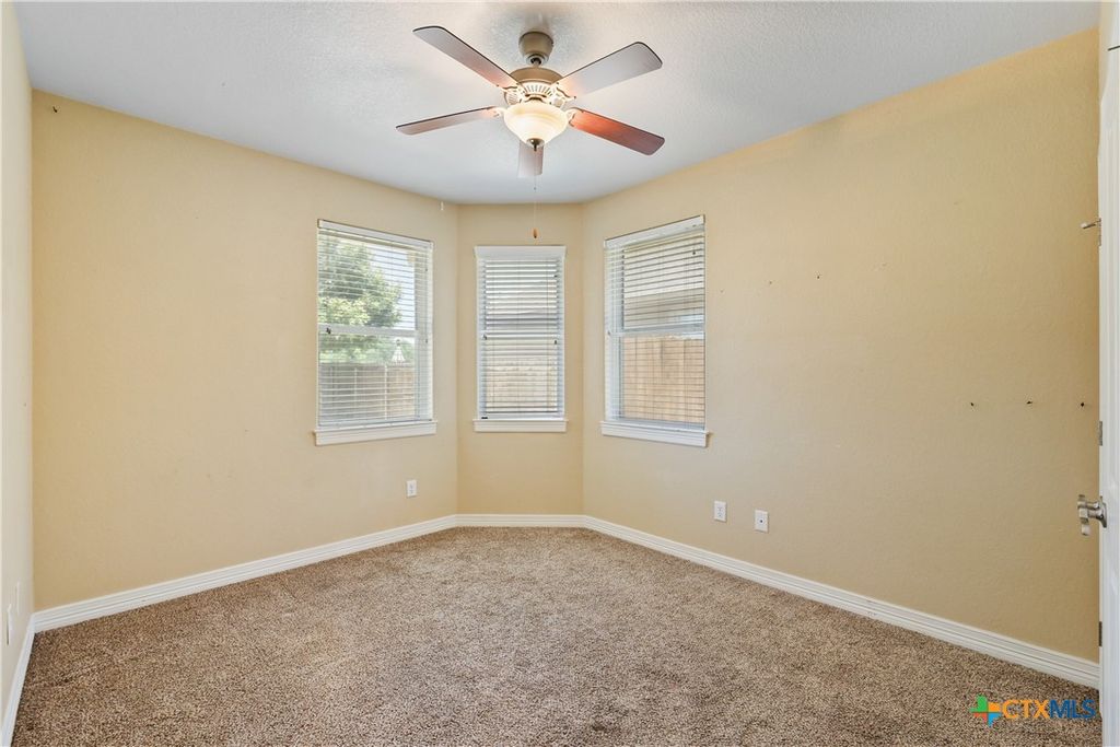 Image 15 of property listing at 100 Magan Ln, Jarrell, TX 76537