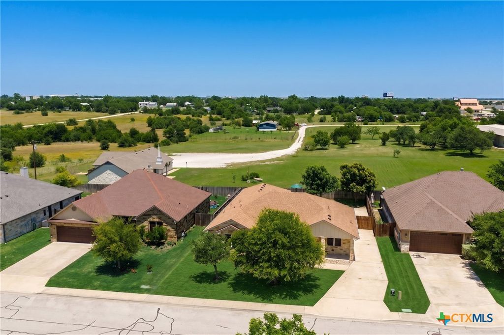 Image 2 of property listing at 100 Magan Ln, Jarrell, TX 76537