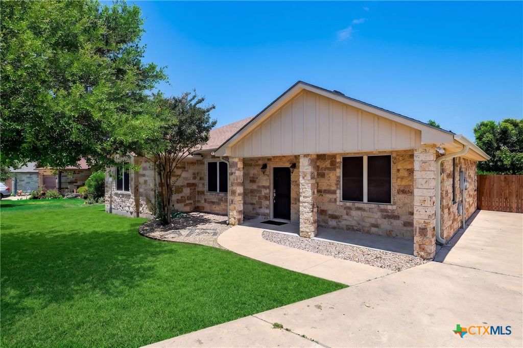 Image 3 of property listing at 100 Magan Ln, Jarrell, TX 76537