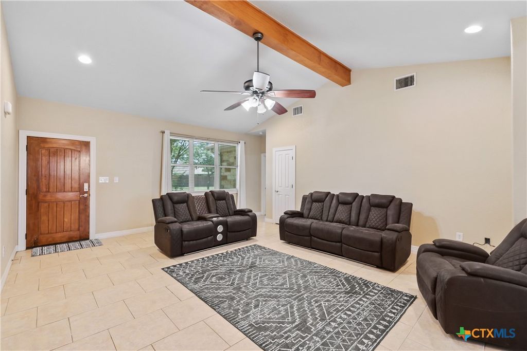 Image 4 of property listing at 100 Magan Ln, Jarrell, TX 76537