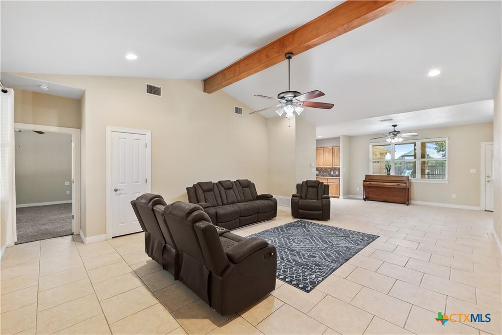 Image 5 of property listing at 100 Magan Ln, Jarrell, TX 76537