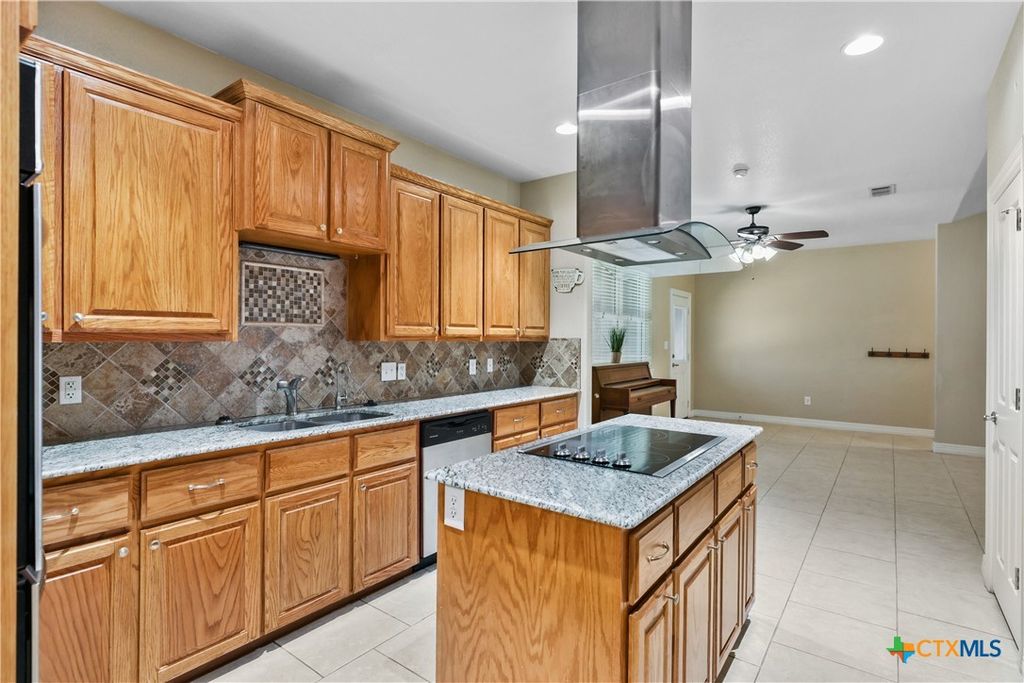 Image 7 of property listing at 100 Magan Ln, Jarrell, TX 76537