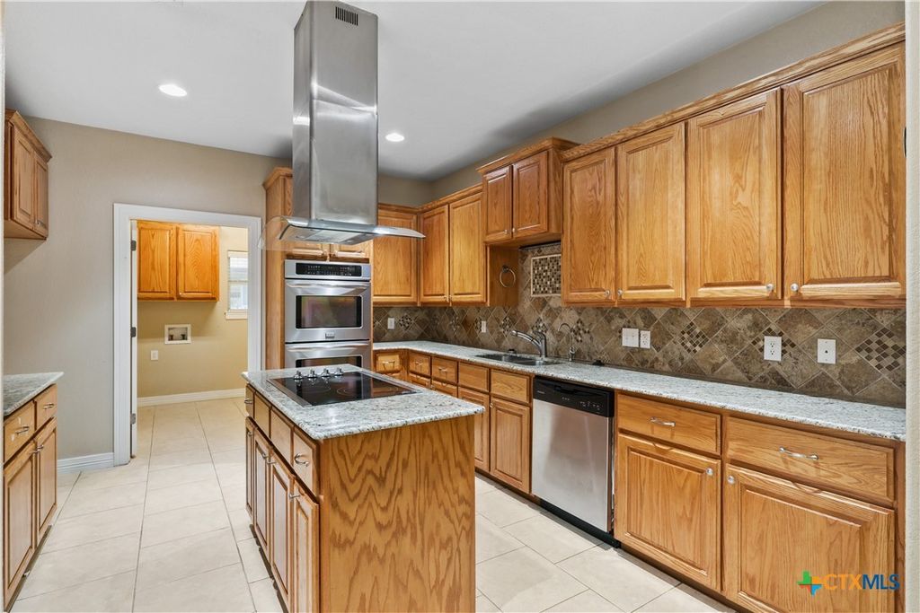 Image 8 of property listing at 100 Magan Ln, Jarrell, TX 76537