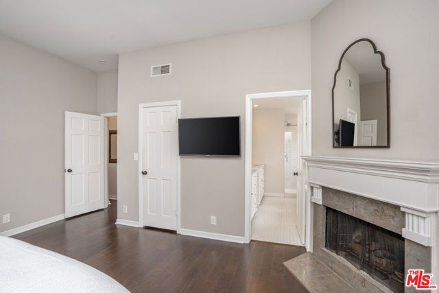 11954 Mayfield Avenue 6, Los Angeles, CA 90049