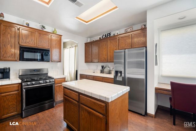 5301 Sand Dollar Court, Bakersfield, CA 93312