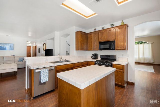 5301 Sand Dollar Court, Bakersfield, CA 93312