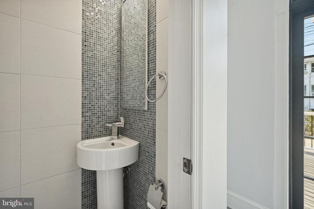 1452 SPRING RD NW, Washington, DC 20010