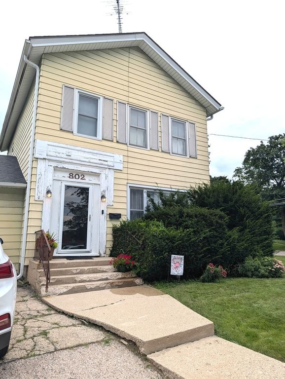 802 Erie Street, Elgin, IL 60123
