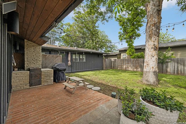 210 WOODCREST DR, San Antonio, TX 78209