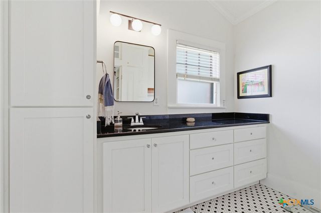 1120 W Hopkins Street, San Marcos, TX 78666
