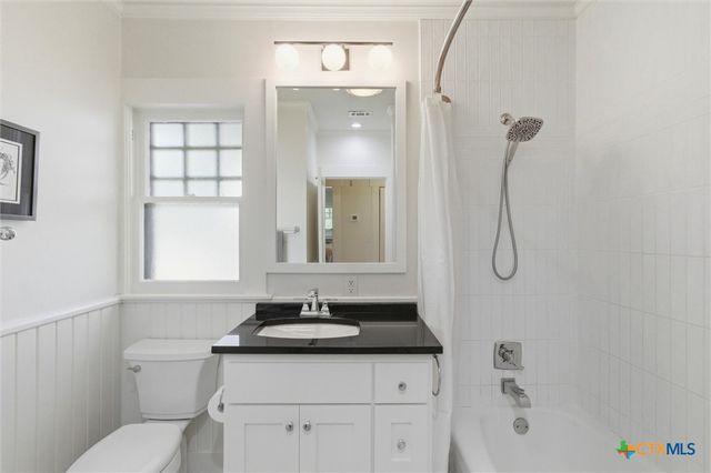 1120 W Hopkins Street, San Marcos, TX 78666