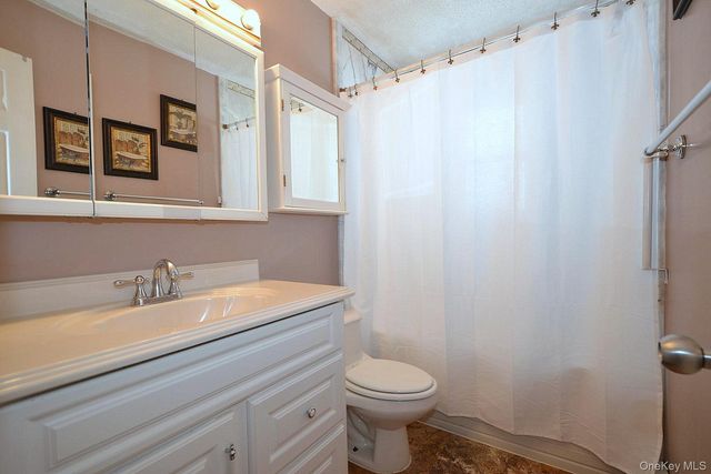 9 Tory Court, Holbrook, NY 11741