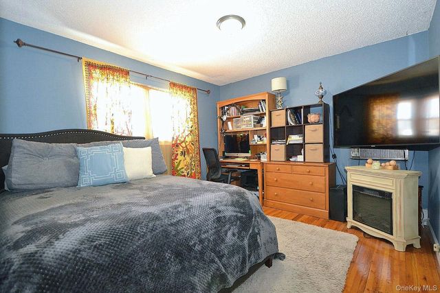 9 Tory Court, Holbrook, NY 11741