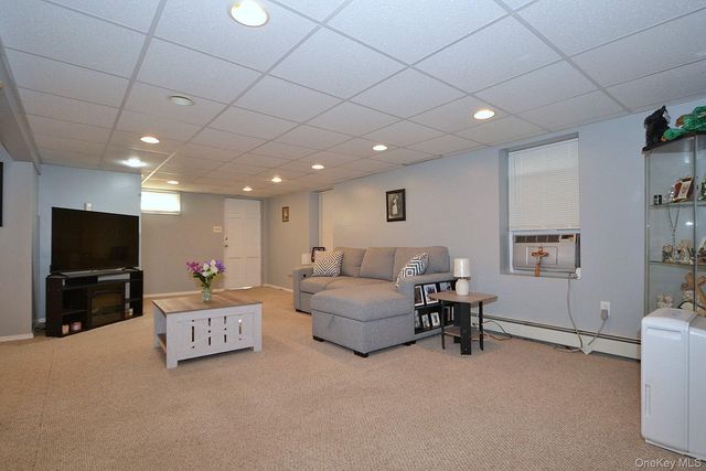 9 Tory Court, Holbrook, NY 11741