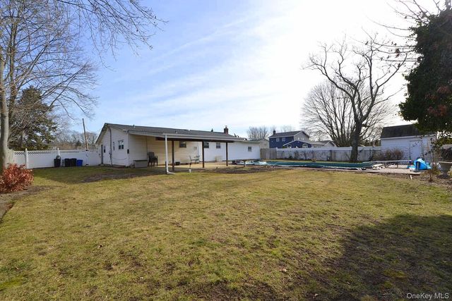 9 Tory Court, Holbrook, NY 11741