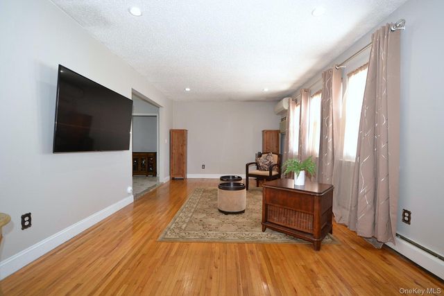 9 Tory Court, Holbrook, NY 11741