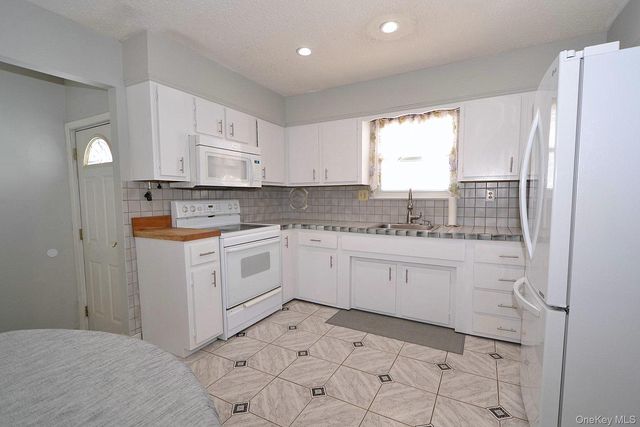 9 Tory Court, Holbrook, NY 11741