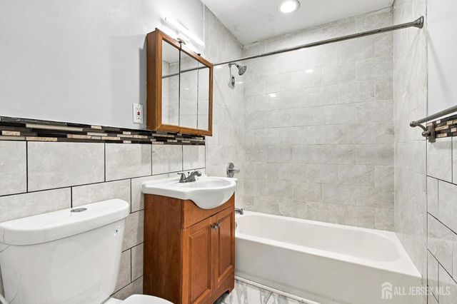 25 College Drive, Edison, NJ 08817