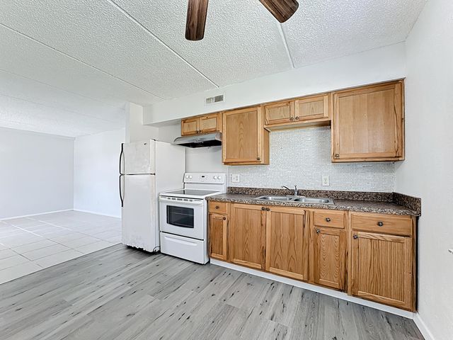 694 Michigan Ct Apt 2, St Cloud, FL 34769