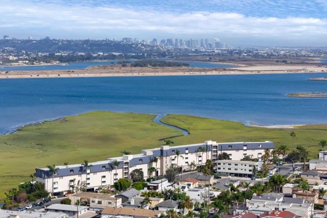 4015 Crown Point 104, San Diego, CA 92109