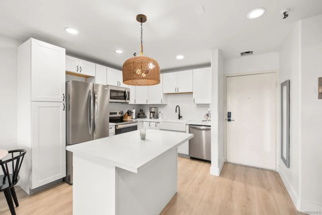 4015 Crown Point 104, San Diego, CA 92109