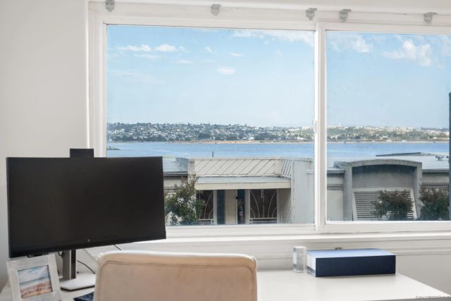 4015 Crown Point 104, San Diego, CA 92109