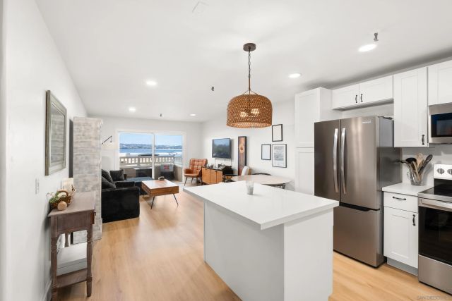 4015 Crown Point 104, San Diego, CA 92109