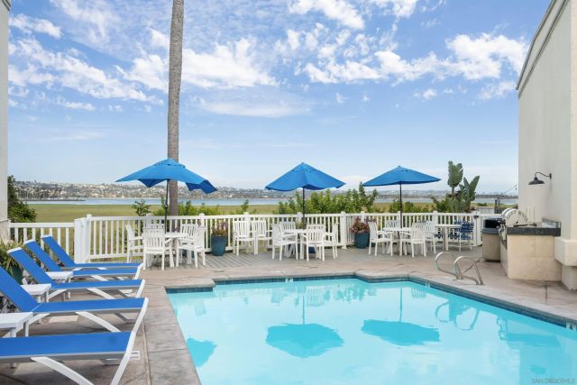 4015 Crown Point 104, San Diego, CA 92109