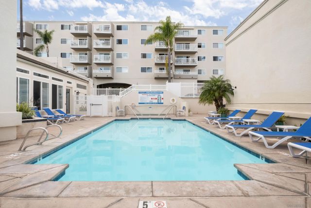 4015 Crown Point 104, San Diego, CA 92109