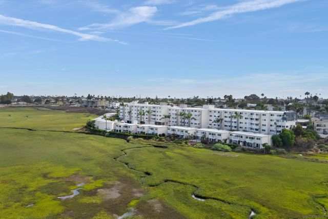 4015 Crown Point 104, San Diego, CA 92109