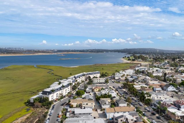 4015 Crown Point 104, San Diego, CA 92109