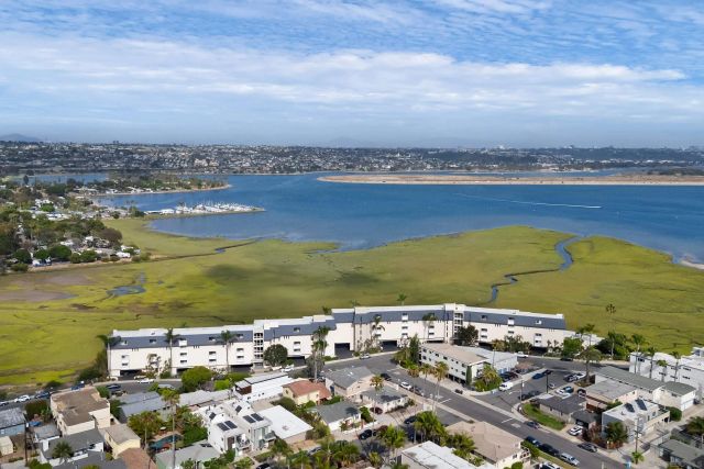 4015 Crown Point 104, San Diego, CA 92109
