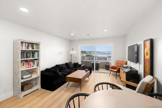 4015 Crown Point 104, San Diego, CA 92109