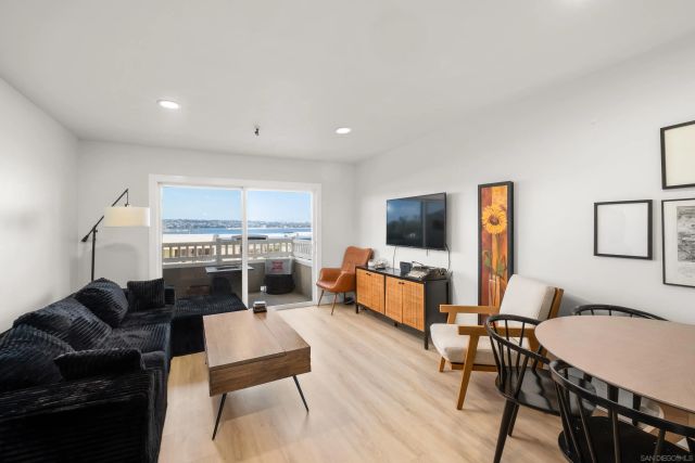 4015 Crown Point 104, San Diego, CA 92109