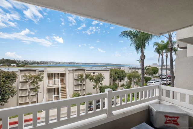 4015 Crown Point 104, San Diego, CA 92109