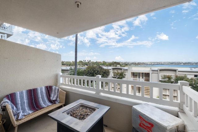 4015 Crown Point 104, San Diego, CA 92109
