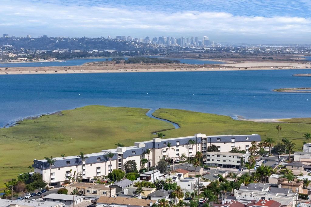 4015 Crown Point 104, San Diego, CA 92109