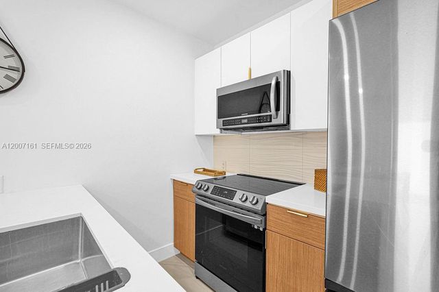 570 NW 48th St, Miami, FL 33127