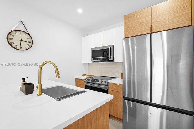 570 NW 48th St, Miami, FL 33127