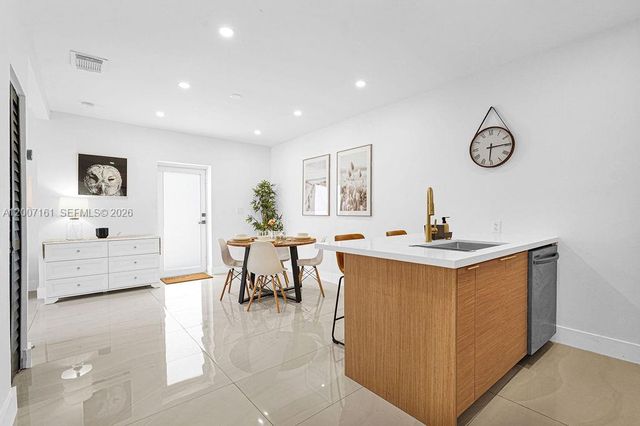 570 NW 48th St, Miami, FL 33127