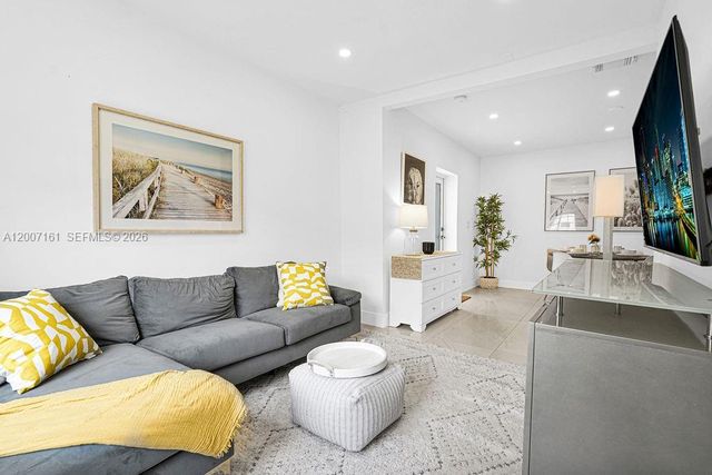 570 NW 48th St, Miami, FL 33127