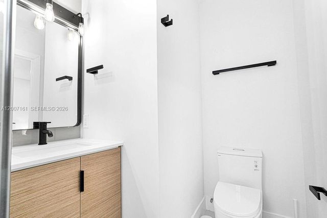 570 NW 48th St, Miami, FL 33127