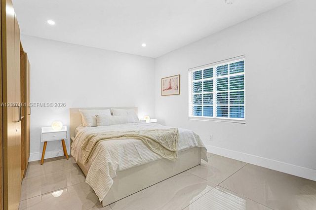 570 NW 48th St, Miami, FL 33127