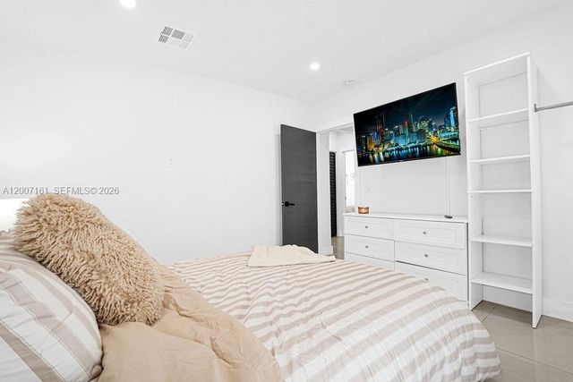 570 NW 48th St, Miami, FL 33127