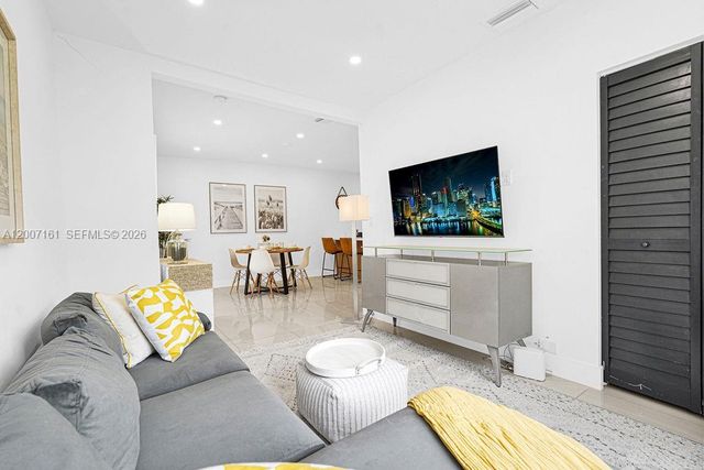 570 NW 48th St, Miami, FL 33127