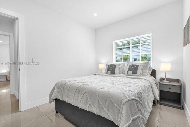 570 NW 48th St, Miami, FL 33127