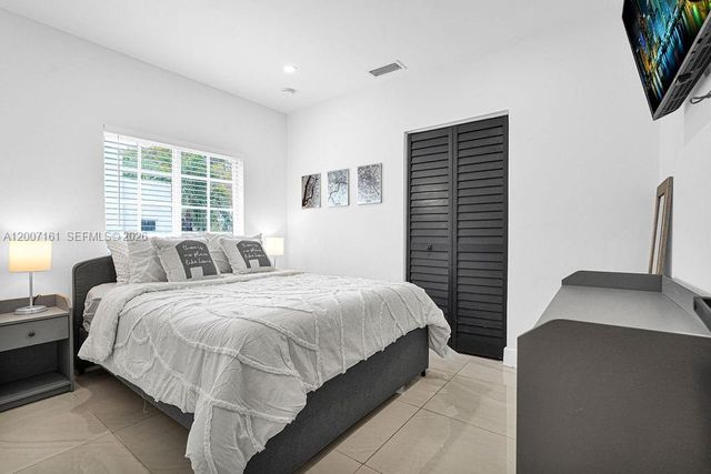 570 NW 48th St, Miami, FL 33127