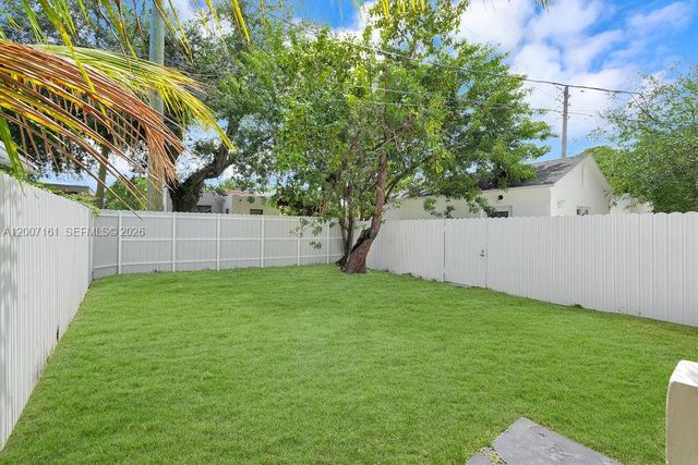 570 NW 48th St, Miami, FL 33127