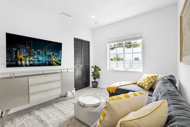 570 NW 48th St, Miami, FL 33127