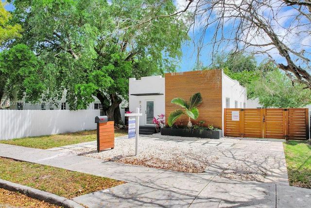 570 NW 48th St, Miami, FL 33127
